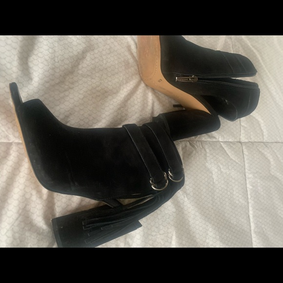 VINCE CAMUTO black suede, open toe shoes with tassel - Picture 5 of 6